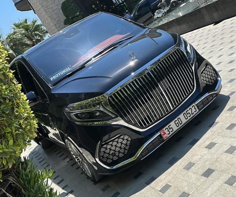 Mercedes Vito dış görünüm - Siyah lüks VIP transfer aracı İzmir, deri koltuklar ve mini buzdolabı ile konforlu seyahat